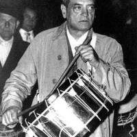 Luis Buñuel tocando el tambor en Semana Santa Calanda