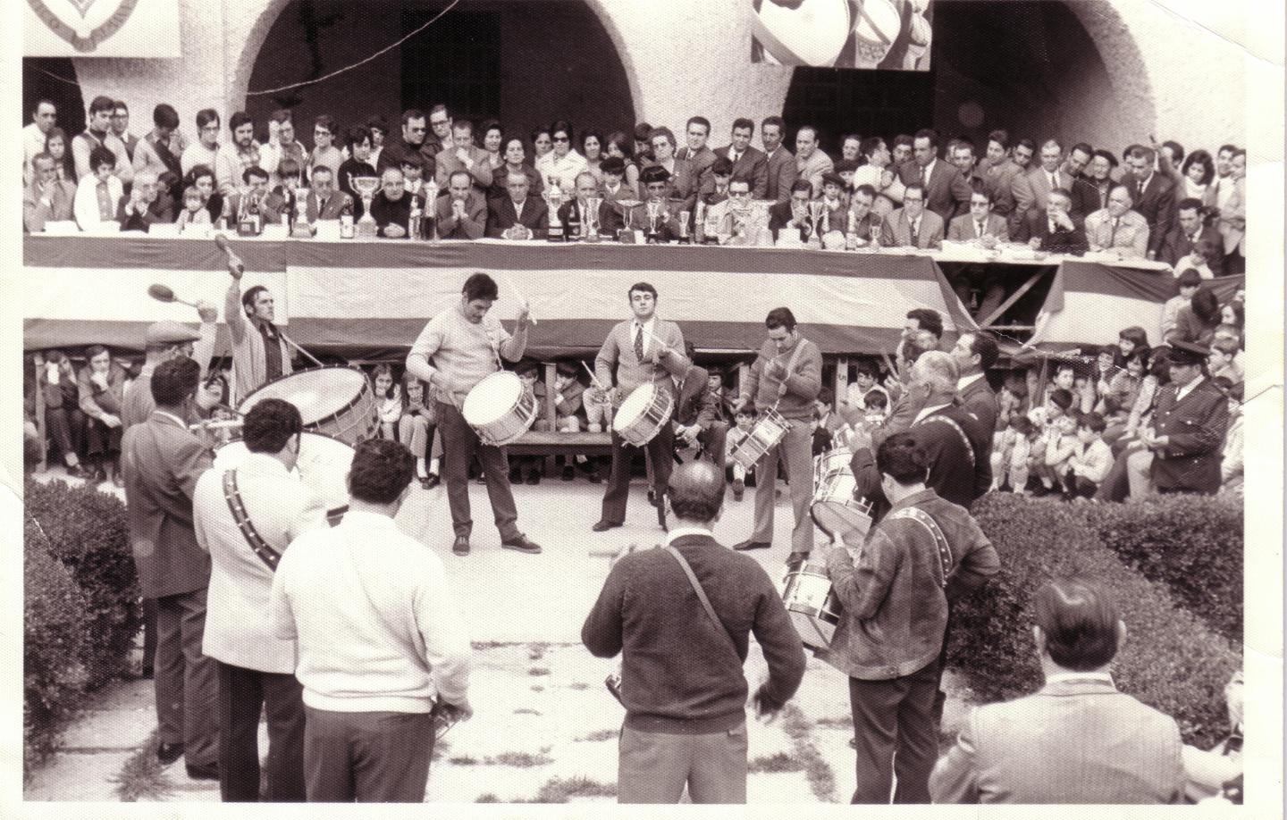 Cuadrilla de Tomás Gascón en el concurso tambores Híjar año 1975
