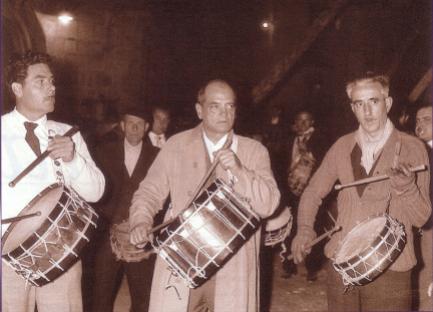 Tomás Gascón con Luis Buñuel tocando el tambor en Semana Santa Calanda 1963