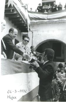 La cuadrilla de Tomás Gastón recogiendo el primer premio en el concurso de Tambores de Híjar año 1972